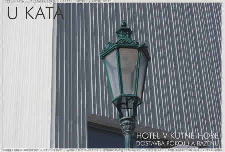 HOTEL U KATA - Kutná Hora | Vytváření městotvorného nároží. Svislá kanelace si v čase pohrává s měnícím se denním světlem.